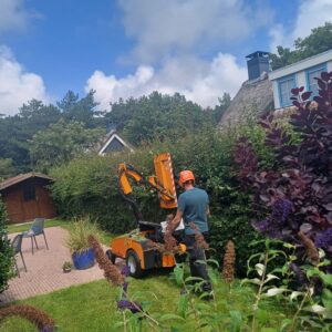 Heggen knipper zelf rijdend - onderhoud Hoveniersbedrijf