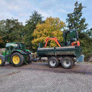 John Deere met Peecon haakarm en Kubota kraan
